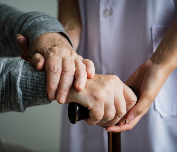 3 signes indiquant que votre proche a besoin d'une auxiliaire de vie