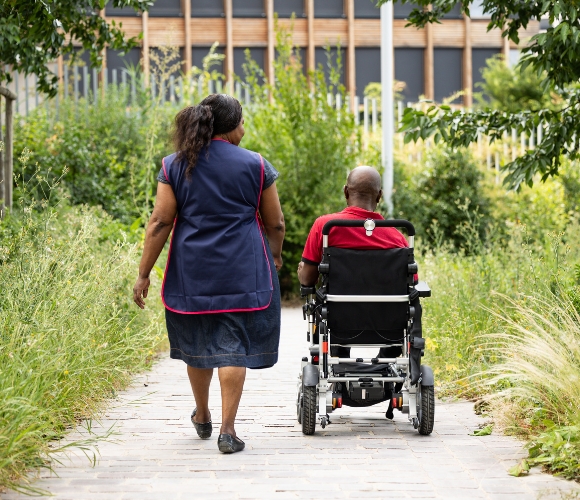 Personne âgée ou en situation de handicap : comment trouver une aide à domicile ? Bannière Mobile