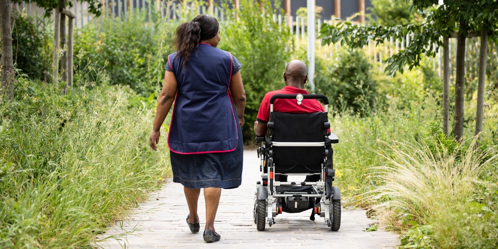 Personne âgée ou en situation de handicap : comment trouver une aide à domicile ?
