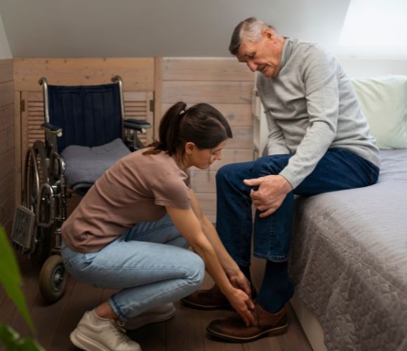Aide à l’habillage à domicile pour personne âgée ou handicapée