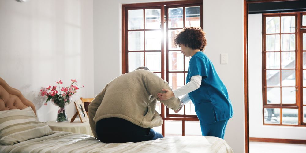 Aide au lever et au coucher à domicile pour personne âgée ou handicapée
