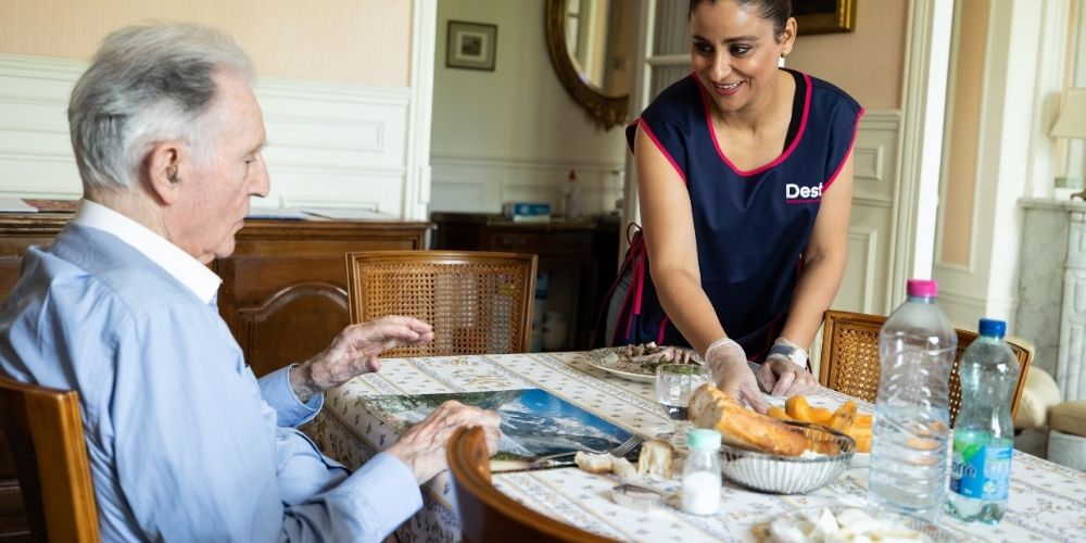 Aide à la prise des repas à domicile pour personne âgée ou handicapée